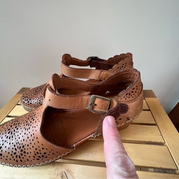 Spring Step Airy Wedge Heels 7.5 - Picture 4 of 7